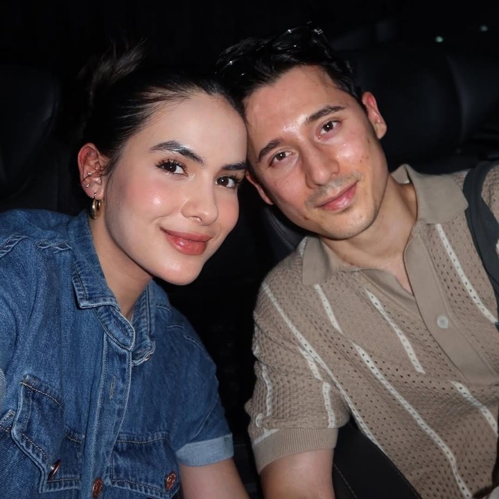 <p>Melalui unggahan di Instagram, Steffi membagikan momen romantisnya bersama suami saat nge-<em>date</em>. Pasangan ini terlihat begitu bahagia bisa menghabiskan momen bersama setelah dikaruniai seorang putri. "Mama papa kaia <em>ngedate</em> dulu," tulis Steffi dalam unggahan ini. (Foto: Instagram @steffizamoraaa/ @ninojkt)</p>