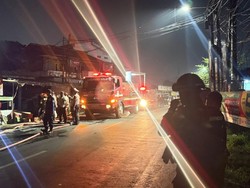 Brimob Polda Metro Bantu Padamkan Kebakaran Bengkel di Bekasi