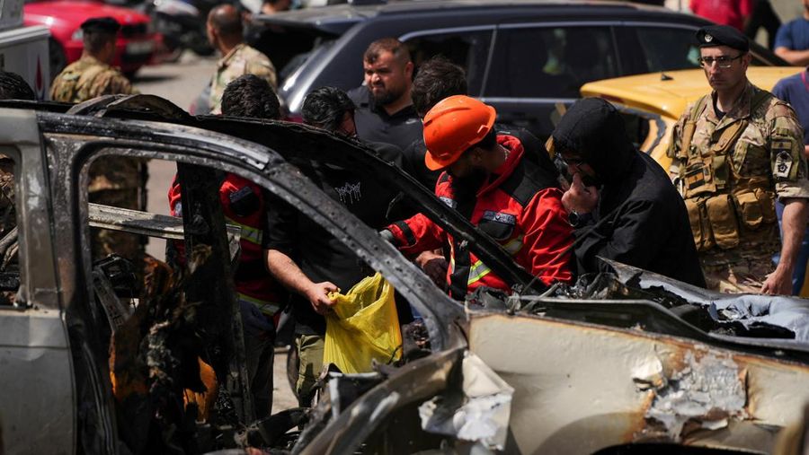 Tim penyelamat bekerja di letak serangan Israel terhadap sebuah mobil di wilayah Jiyeh, selatan Beirut, Lebanon, Rabu (13/5/2026). (REUTERS/Stringer)