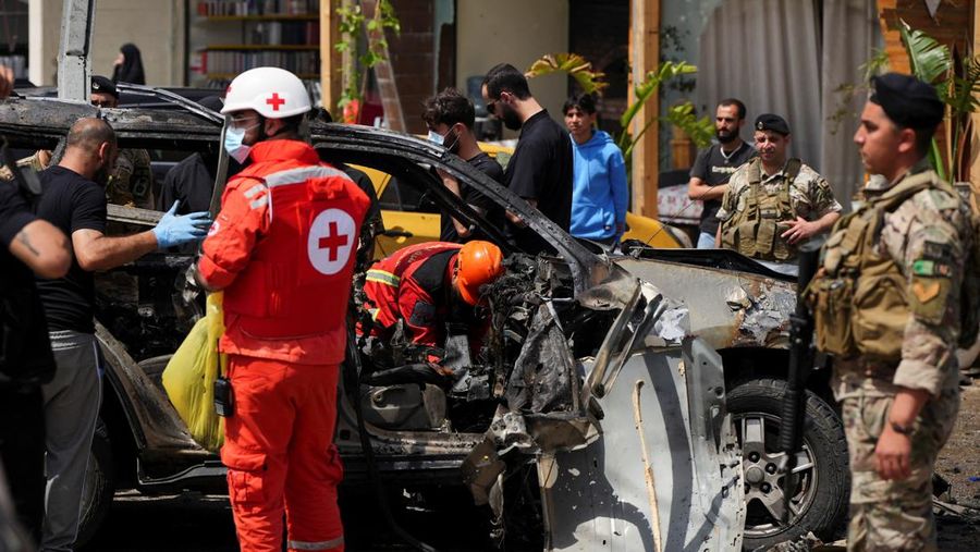 Tim penyelamat bekerja di letak serangan Israel terhadap sebuah mobil di wilayah Jiyeh, selatan Beirut, Lebanon, Rabu (13/5/2026). (REUTERS/Stringer)