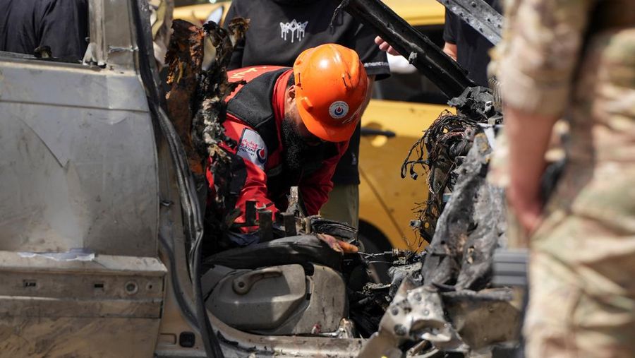 Tim penyelamat bekerja di letak serangan Israel terhadap sebuah mobil di wilayah Jiyeh, selatan Beirut, Lebanon, Rabu (13/5/2026). (REUTERS/Stringer)