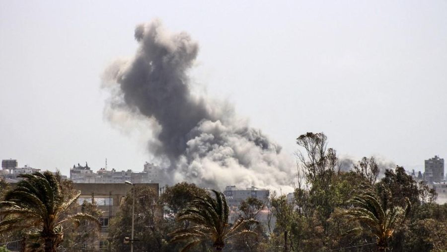 Tim penyelamat bekerja di letak serangan Israel terhadap sebuah mobil di wilayah Jiyeh, selatan Beirut, Lebanon, Rabu (13/5/2026). (AFP/FADEL ITANI)