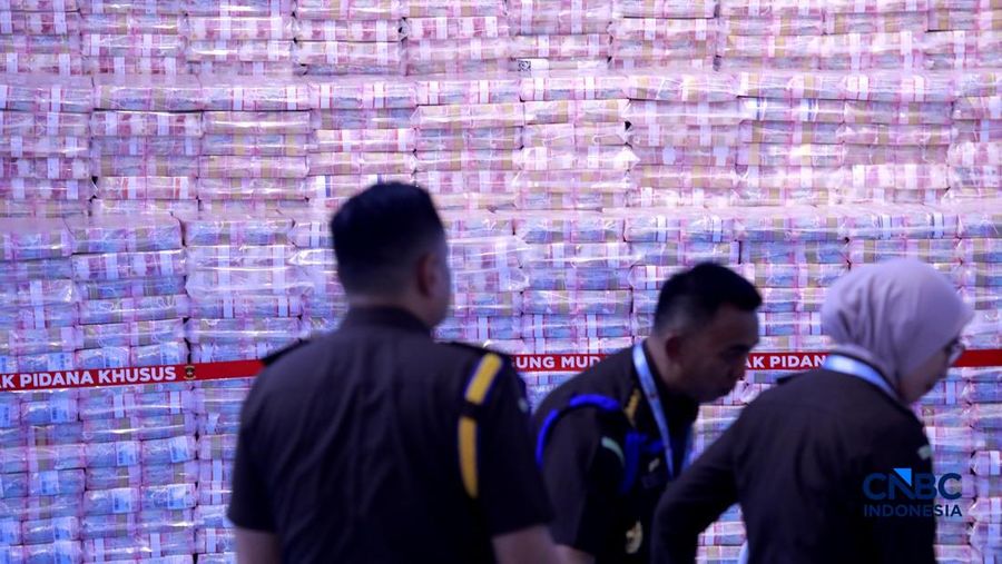 Tumpukan duit saat Penyerahan Denda Administratif dan Lahan Kawasan Hutan di Kejaksaan Agung, Jakarta, Rabu (13/5/2026). (CNBC Indonesia/Muhammad Sabki)