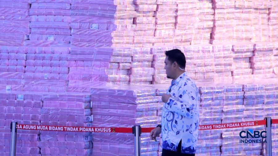 Tumpukan duit saat Penyerahan Denda Administratif dan Lahan Kawasan Hutan di Kejaksaan Agung, Jakarta, Rabu (13/5/2026). (CNBC Indonesia/Muhammad Sabki)