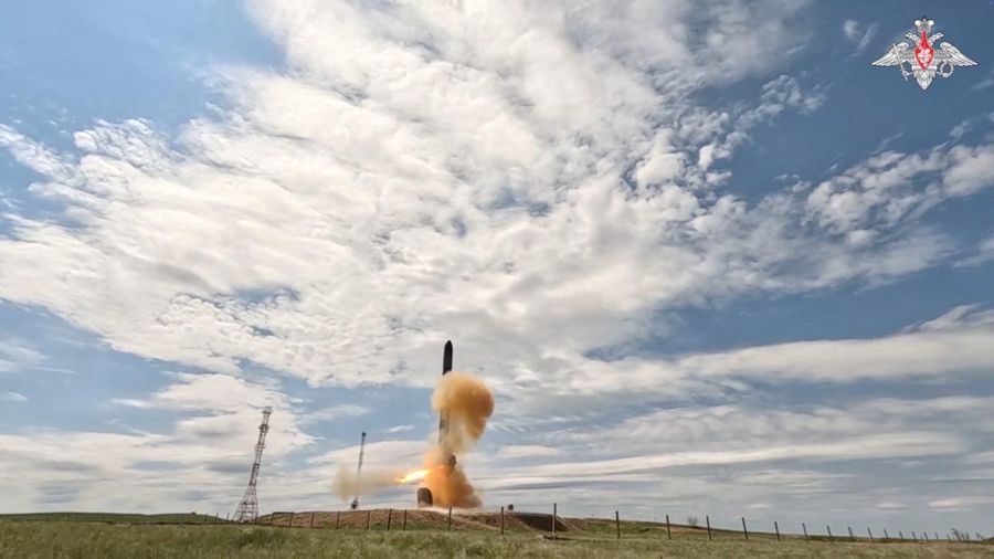 Uji peluncuran rudal balistik antarbenua Sarmat Rusia di letak nan tidak diketahui, dalam gambar tak bersuara ini nan diambil dari video nan dirilis pada 12 Mei 2026.