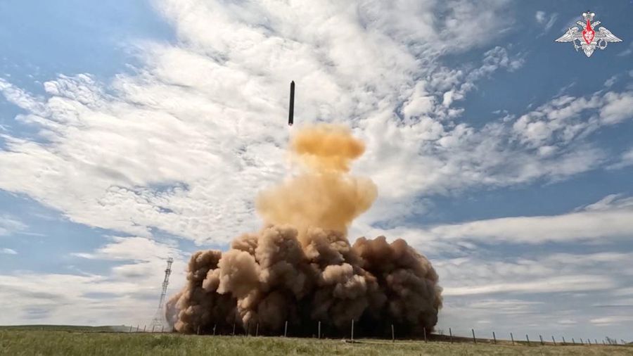 Uji peluncuran rudal balistik antarbenua Sarmat Rusia di letak nan tidak diketahui, dalam gambar tak bersuara ini nan diambil dari video nan dirilis pada 12 Mei 2026. (Russian Defence Ministry/Handout via REUTERS)