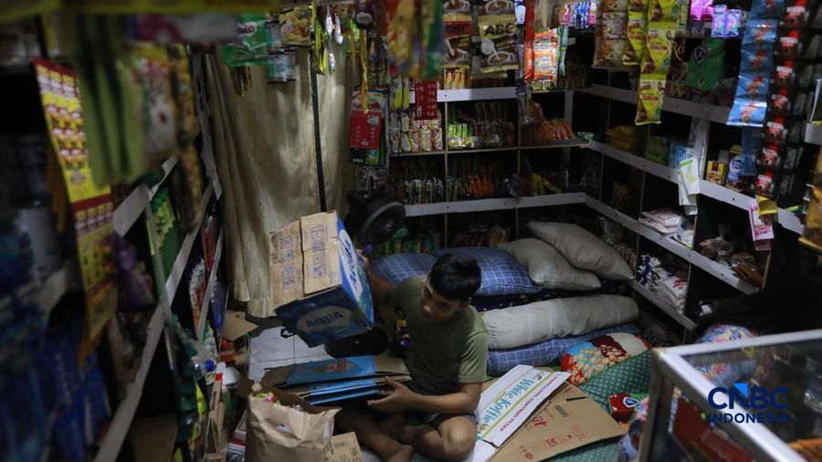 Warung Madura di area Pasar Minggu, Jakarta Selatan, Rabu (13/5/2026). (CNBC Indonesia/Muhammad Sabki)