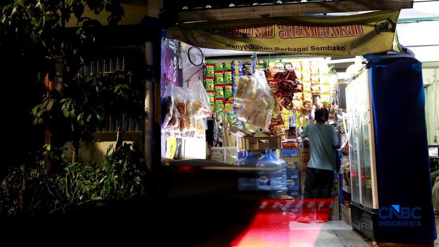 Warung Madura di area Pasar Minggu, Jakarta Selatan, Rabu (13/5/2026). (CNBC Indonesia/Muhammad Sabki)