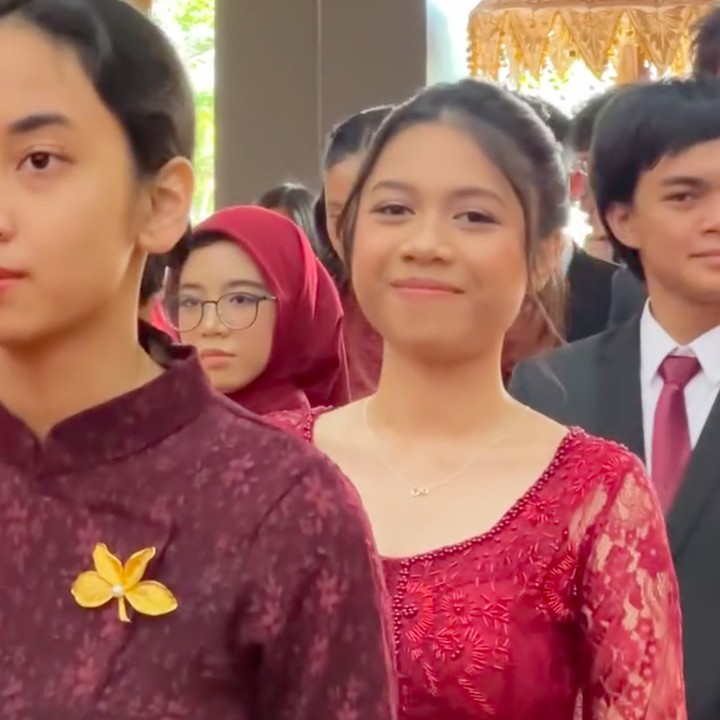 <p>Dalam satu video, Agus Kuncoro menunjukkan momen saat putrinya dipanggil untuk naik ke panggung dan menjalani prosesi kelulusan. Pria 53 tahun ini bahkan sempat terlihat antusias saat mengabadikan momen tersebut di dekat panggung, Bunda. (Foto: Instagram @aguskuncoroadi)</p>