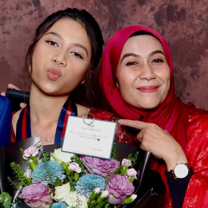 <p>Agus Kuncoro juga mengunggah potret kebersamaan istri dan putrinya di hari spesial ini. Istri Agus, Anggia Jelita, tampak begitu bahagia saat mengabadikan momen bersama sang putri yang sudah tumbuh dewasa. (Foto: Instagram @aguskuncoroadi)</p>