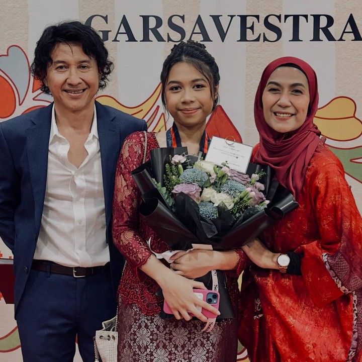 <p>Melalui unggahan di Instagram, Agus Kuncoro membagikan momen kelulusan sang putri yang sebentar lagi berulang tahun ke-18. Di acara kelulusan ini, Kiera tampil cantik mengenakan kebaya berwarna merah serta rok motif batik merah dan silver. (Foto: Instagram @aguskuncoroadi)</p>