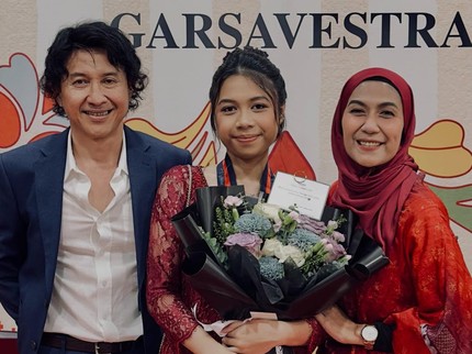 Agus Kuncoro dan Anggia Jelita Dampingi Sang Anak di Kelulusan SMA, Potretnya Curi Perhatian