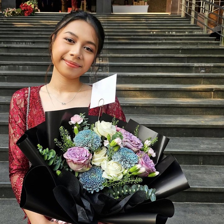 <p>Anak tunggal pasangan Agus Kuncoro dan Anggia Jelita, Kunkeira Gayla atau akrab disapa Keira, dinyatakan lulus dari SMA Garuda Cendekia, Jakarta. Baru-baru ini, Kiera menghadiri acara kelulusan dengan didampingi kedua orang tuanya, Bunda. Potret ketiganya mencuri perhatian warganet. (Foto: Instagram @aguskuncoroadi)</p>