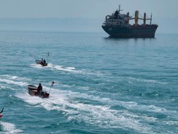 Armada Nyamuk Iran Menantang Angkatan Laut AS di Selat Hormuz