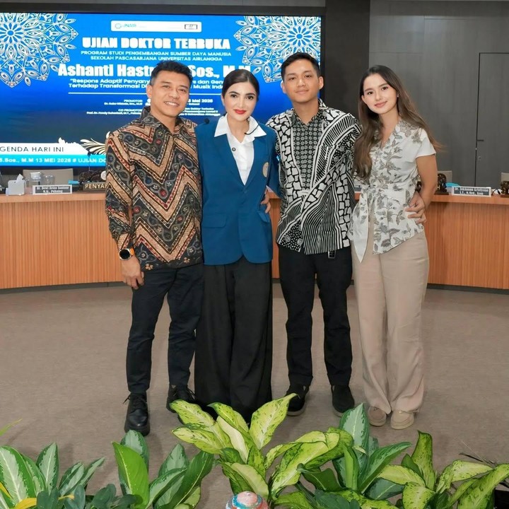 <p>Sosok Sarah Menzel juga terlihat di ruang sidang terbuka Ashanty. Tunangan Azriel ini turut memberikan dukungan. Setelah sidang berlangsung, Ashanty tak hanya mengabadikan momen bersama Sarah, tapi ia juga sempat berbagi pelukan manis. (Foto: Instagram @azriel_hermansyah)</p>