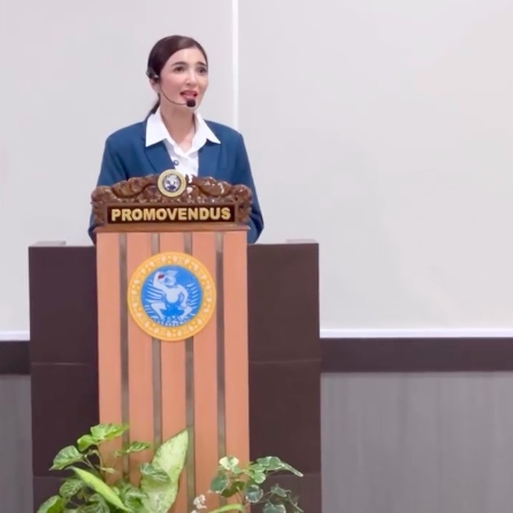 <p>Ashanty mengungkap rasa syukurnya usai dinyatakan lulus S3. Pasalnya, Bunda dua anak ini sempat melalui perjuangan yang cukup panjang untuk bisa menyelesaikan kuliah. "<em>Alhamdulillah</em>, Sidang Terbuka telah terlewati. Dari rahim perjalanan panjang ini, lahirlah Irama Rasa &mdash; sebuah temuan yang terasa sangat berarti jika hanya saya simpan sendiri," tulisnya. (Foto: Instagram @ashanty_ash)</p>