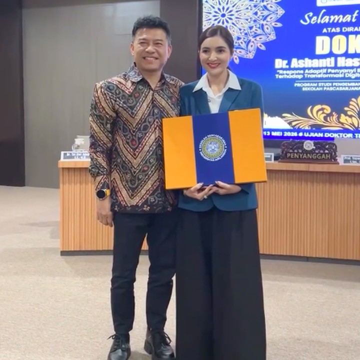 <p>Melalui unggahan di Instagram, Ashanty membagikan momen saat menjalani sidang terbuka di depan para penguji. Di sidang terbuka ini, Ashanty juga ditemani oleh sang suami Anang Hermansyah. Suami Ashanty turut hadir sebagai audiens di sidang terbuka. (Foto: Instagram @azriel_hermansyah)</p>