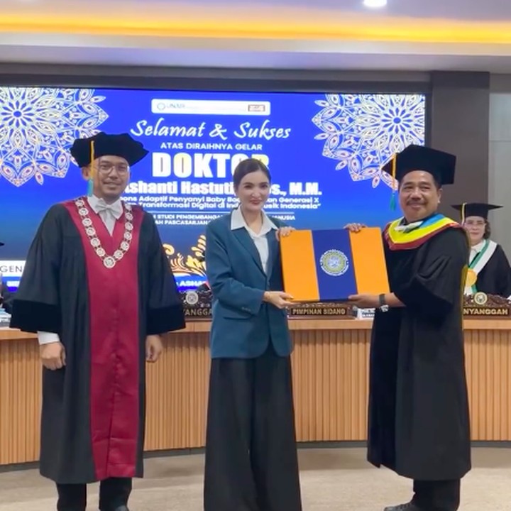 <p>Kabar bahagia datang dari artis Ashanty. Istri Anang Hermansyah ini baru saja dinyatakan lulus program Doktor (S3) di Universitas Airlangga. Ashanty lulus setelah menjalani sidang terbuka untuk disertasi atau tugas akhirnya, Bunda. (Foto: Instagram @ashanty_ash)</p>