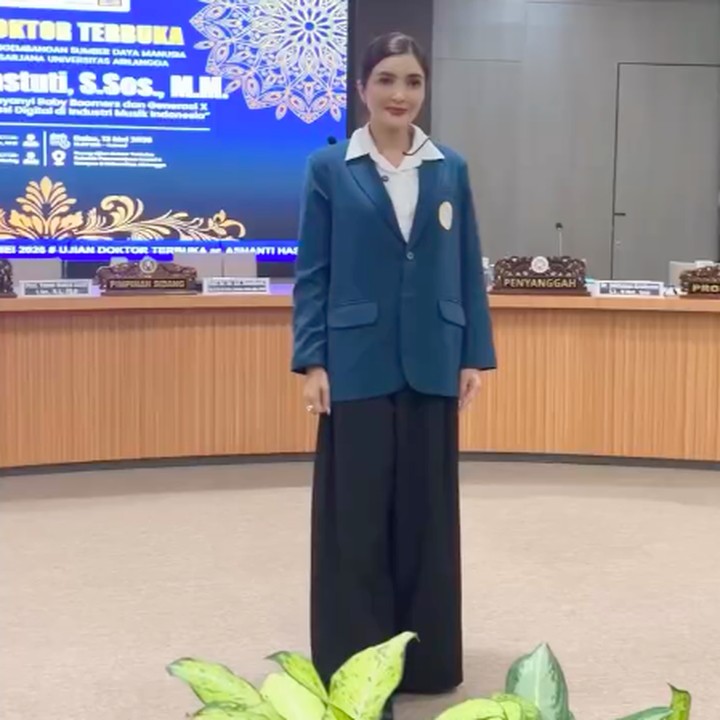 <p>Perlu diketahui, Ashanty sempat mengalami lika-liku saat menjalani masa studi S3-nya di Universitas Airlangga. Ia pernah beberapa kali mengganti judul penelitian. Meski sempat merasa lelah, Ashanty tak mau menyerah dan tetap berusaha bertahan hingga akhir. "Perjalanan ini bukan soal terlihat hebat, tapi soal bertahan, disiplin, dan terus melangkah walaupun tidak selalu mudah. <em>Alhamdulillah</em>, hari ini aku bisa sampai di titik ini. Semua proses, air mata, dan perjuangan itu akhirnya terbayar," ungkap Ashanty dalam unggahan belum lama ini. (Foto: Instagram @ashanty_ash)</p>