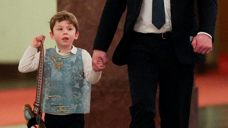 CEO Tesla Elon Musk dan putranya X Æ A-12 melangkah pada hari Perdana Menteri China Li Qiang berjumpa dengan para CEO Amerika, di Beijing, China, 14 Mei 2026.