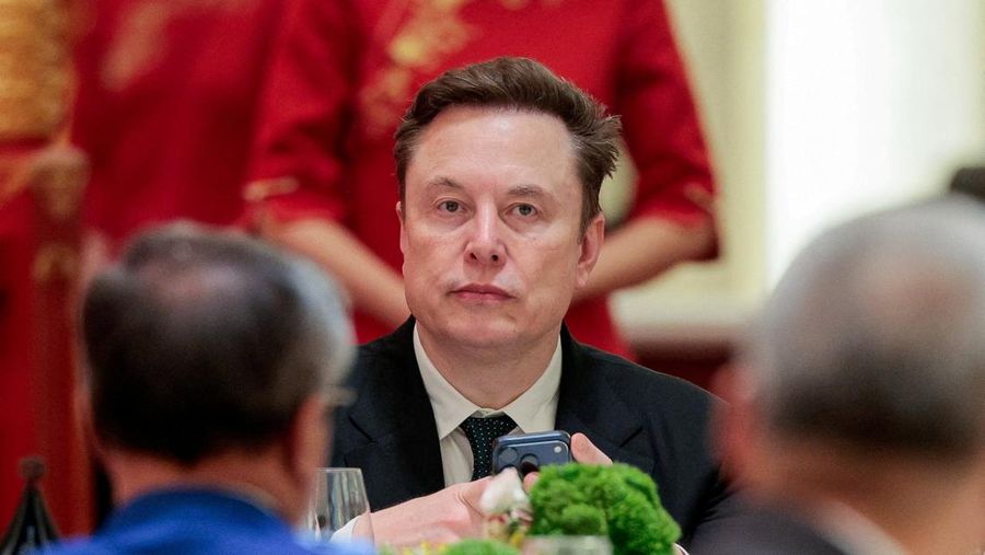 CEO Tesla Elon Musk memegang telepon seluler saat tiba untuk menghadiri jamuan makan malam kenegaraan berbareng Presiden AS Donald Trump dan Presiden China Xi Jinping di Balai Besar Rakyat di Beijing, China, 14 Mei 2026. (REUTERS/Evan Vucci)