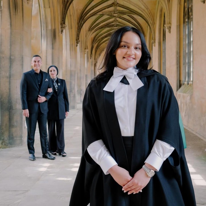 <p>Keluarga presenter Ferdy Hasan tengah berbahagia, Bunda. Anak pertama Ferdy dari pernikahan dengan Safina Hasan, yakni Farah Labita, baru saja dinyatakan lulus S2 dari Universitas Cambridge, Inggris. Di momen kelulusan ini, Ferdy dan istri terbang ke Inggris untuk mendampingi sang putri.</p>
