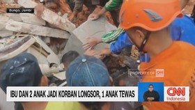 VIDEO: Ibu dan 2 Anak Jadi Korban Longsor, 1 Anak Tewas