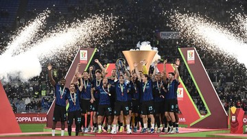 FOTO: Senyum Inter Milan Mengembang di Antara Dua Piala
