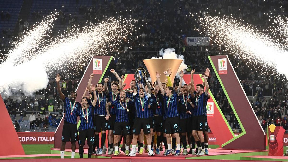 Foto: Senyum Inter Milan Mengembang Di Antara Dua Piala