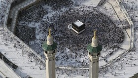 Jamaah calon haji dari berbagai negara melakukan tawaf di Masjidil Haram, Makkah, Arab Saudi, Selasa (12/5/2026). Berdasarkan data Kementerian Haji dan Umrah RI hingga hari ke-22 operasional penyelenggaraan haji jumlah jamaah calon haji Indonesia yan