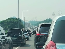 Libur Panjang, Tol Layang MBZ dan Japek Arah Cikampek Padat