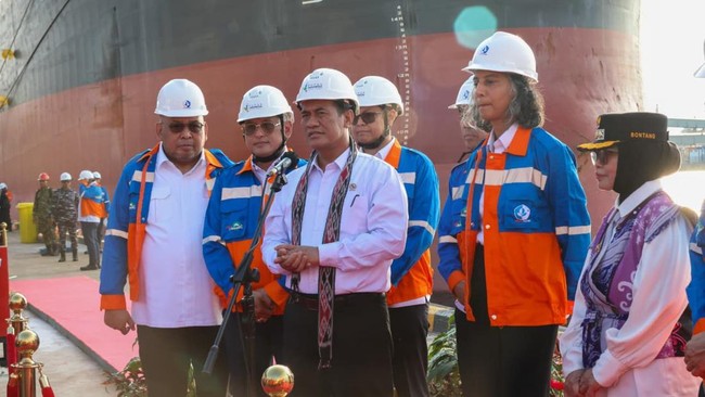 Pemerintah juga berhasil menurunkan harga pupuk bersubsidi sebesar 20 persen serta menambah volume pupuk untuk petani nasional,