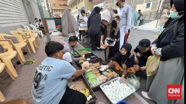 Aneka barang di jual dari mulai jajanan khas Arab Saudi hingga oleh-oleh haji seperti peci, abaya, serban, hingga tasbih dan aneka jajanan Indonesia.