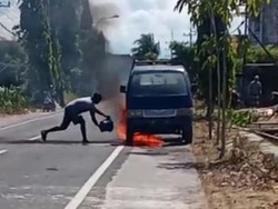 Pikap Terbakar Siang Bolong di Pamekasan Bikin Pengendara Panik