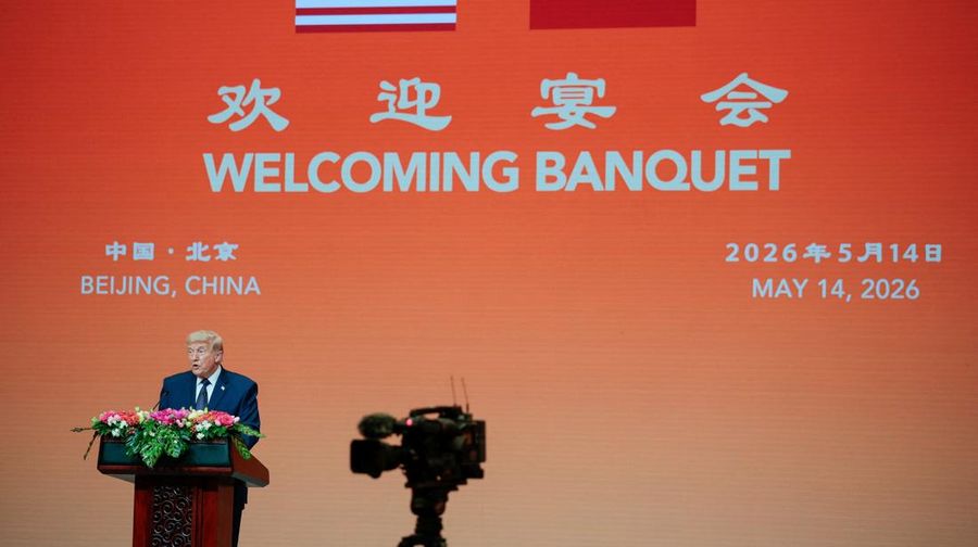 Presiden AS Donald Trump berbincang pada jamuan makan malam kenegaraan berbareng Presiden China Xi Jinping di Balai Besar Rakyat di Beijing, China, 14 Mei 2026.