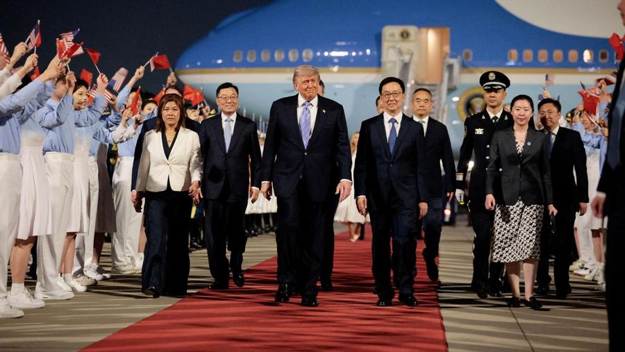 Presiden AS Donald Trump melangkah berbareng Wakil Presiden China Han Zheng saat upacara kehadiran di Bandara Internasional Ibu Kota Beijing, di Beijing, China, 13 Mei 2026.