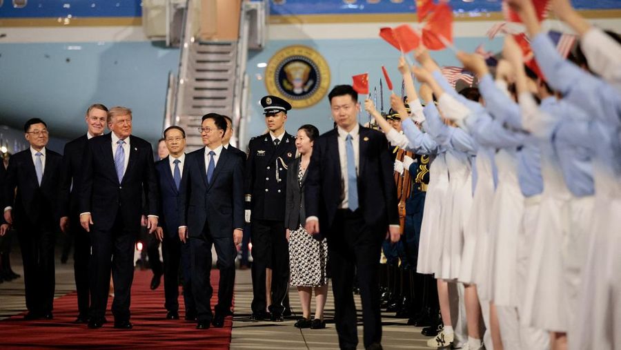 Presiden AS Donald Trump melangkah berbareng Wakil Presiden China Han Zheng saat upacara kehadiran di Bandara Internasional Ibu Kota Beijing, di Beijing, China, 13 Mei 2026.