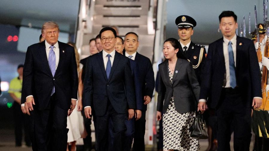 Presiden AS Donald Trump berperan-serta dalam upacara kehadiran di Bandara Internasional Ibu Kota Beijing selama kunjungannya ke negara tersebut, di Beijing, China, 13 Mei 2026.