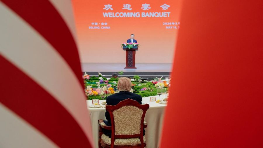 Presiden AS Donald Trump duduk saat Presiden China Xi Jinping berbincang pada jamuan makan malam kenegaraan di Balai Besar Rakyat di Beijing, China, 14 Mei 2026.