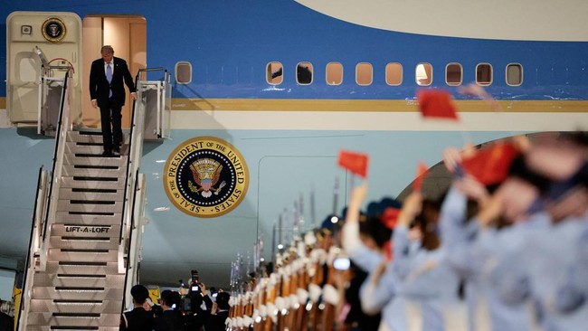 Potret Trump Tiba di China Disambut Meriah-Didampingi Orang Kaya Dunia