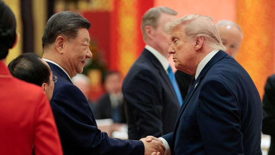 Presiden China Xi Jinping dan Presiden AS Donald Trump bersalaman pada jamuan makan malam kenegaraan di Balai Besar Rakyat di Beijing, China, 14 Mei 2026.