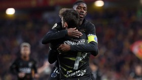 Paris Saint-Germain's Georgian forward #07 Khvicha Kvaratskhelia (front) is congratulated by Paris Saint-Germain's French forward #10 Ousmane Dembele after scoring a goal during the French L1 football match between RC Lens and Paris Saint-Germain (PS