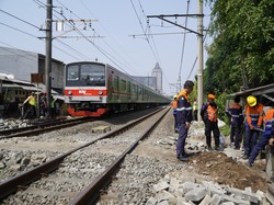 Banyak Insiden Tertabrak Kereta, KAI Tutup Perlintasan Liar Antara Cawang-Tebet
