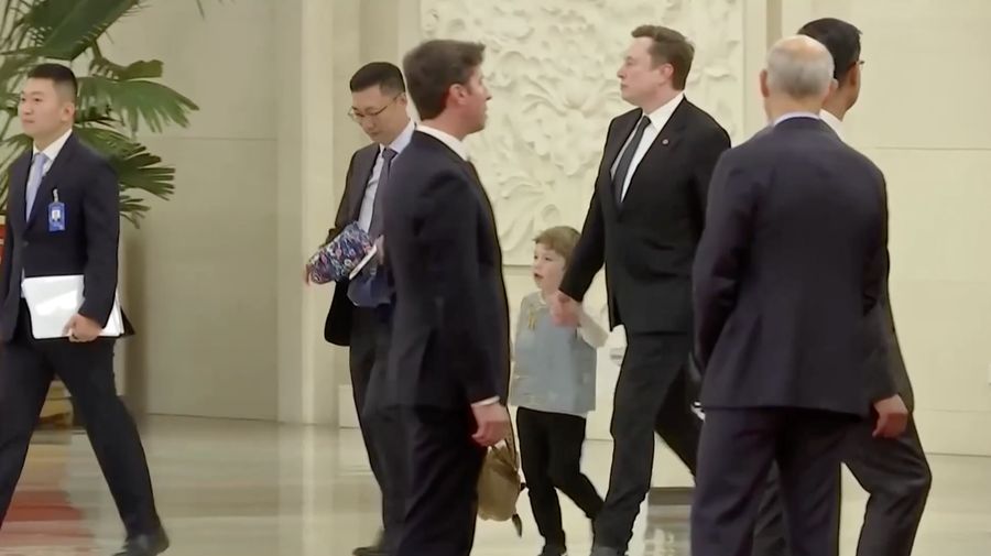 Putra miliarder teknologi Elon Musk nan berumur enam tahun, XÆA-Xii, mencuri perhatian dalam pertemuan upaya tingkat tinggi di Beijing, China. (Tangkapan Layar Video Reuters/)