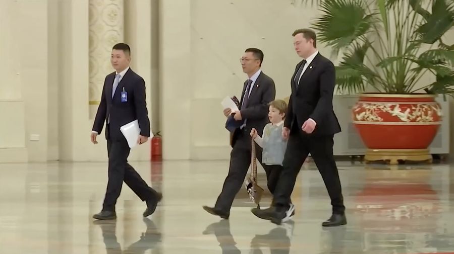 Putra miliarder teknologi Elon Musk nan berumur enam tahun, XÆA-Xii, mencuri perhatian dalam pertemuan upaya tingkat tinggi di Beijing, China.