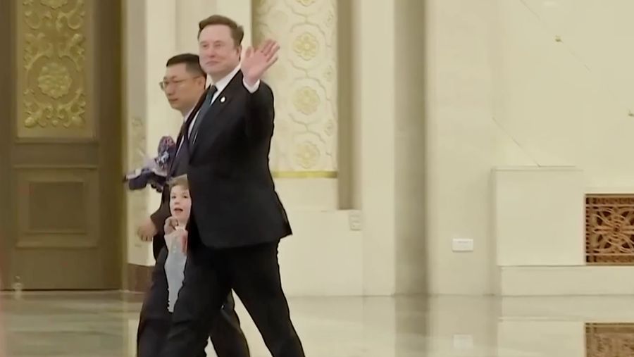 Putra miliarder teknologi Elon Musk nan berumur enam tahun, XÆA-Xii, mencuri perhatian dalam pertemuan upaya tingkat tinggi di Beijing, China.