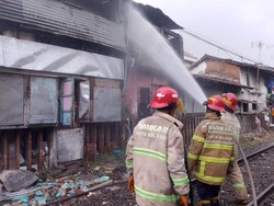 Penampakan Rumah Terbakar di Kota Malang yang Tunda Perjalanan 2 KA