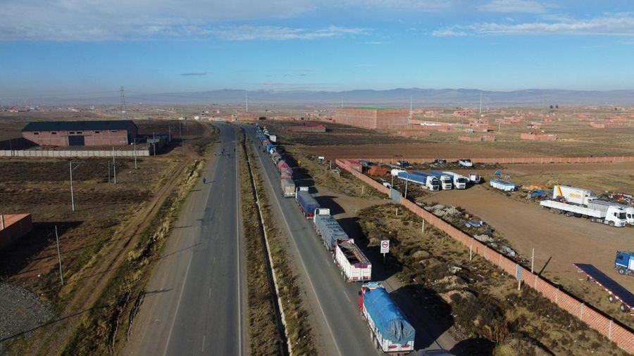 Sebuah tayangan drone menunjukkan truk-truk berjejer setelah terdampar selama berhari-hari lantaran para pengunjuk rasa memblokir jalan raya utama menuntut pengunduran diri Presiden Rodrigo Paz di tengah krisis ekonomi dan bahan bakar nan sedang berla