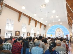 Ratusan Umat Katolik Ikuti Misa Kenaikan Yesus di Gereja Katedral Medan