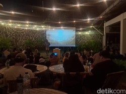 Turis Asing Antusias Nobar Film Pesta Babi di Kuta Selatan